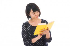 159006788 Woman reading 300x199 How to choose pregnancy books	