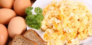 Scrambled eggs with toast