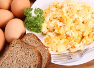 Scrambled eggs with toast