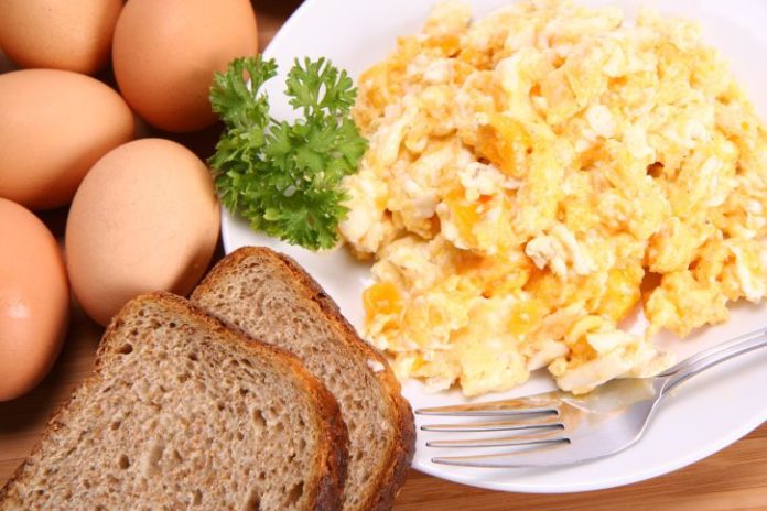 Scrambled eggs with toast