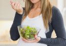 163249893-pregnant-woman-salad