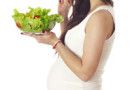 178784358-pregnant-woman-salad