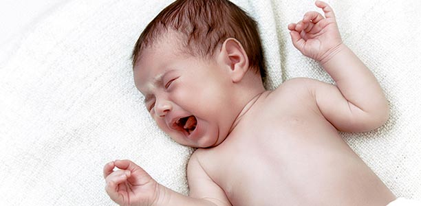 symptoms of colic pain in newborn