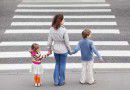 http://parenthub.wpengine.com/wp-content/uploads/300_children-crossing-street-with-mum.jpg