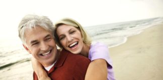 A plalyful couple on the beach.