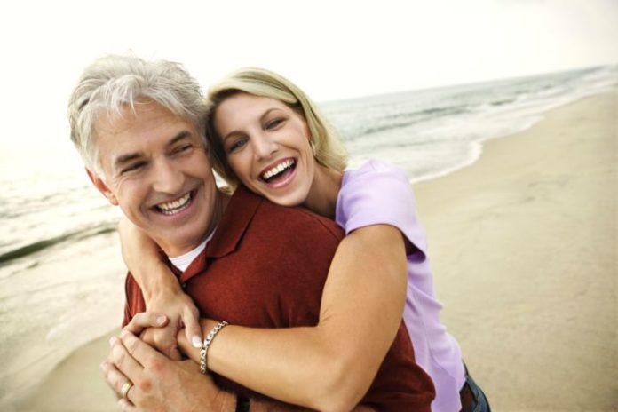 A plalyful couple on the beach.